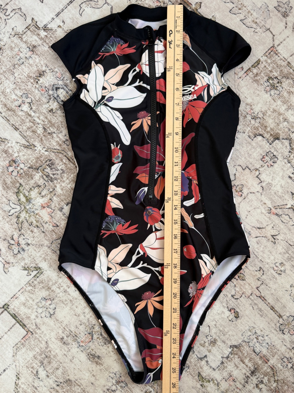 Axesea One-Piece Rash Guard Swimsuit - Picture 4 of 10